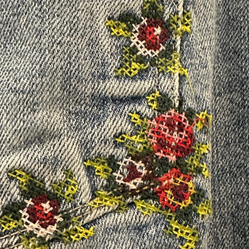 GUESS! - Picture 4 of 7